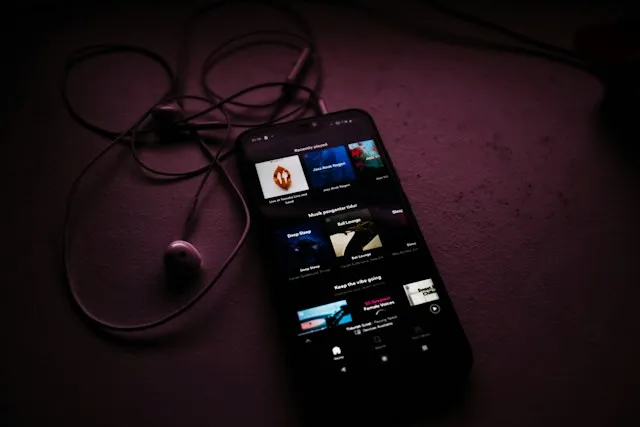 Playlist Spotify sur un téléphone
